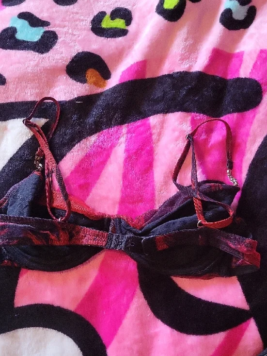 Red Black Patterned Underwire Rhinestone Bra - Picture 5 of 5